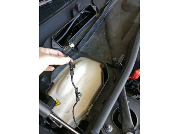 Déclipser les 3 clips à l'aide d'un petit tournevis