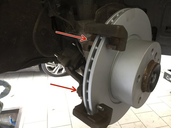 Monter la chape et serrer les deux vis de 18