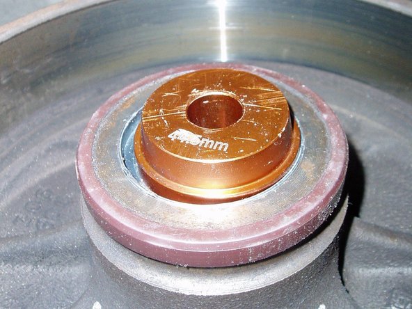 A l'aide d'un mandrin de 44,5 mm, et d'une presse, retirer le roulement et la cuvette d'appui de moyeu de roue de chaque tambours.