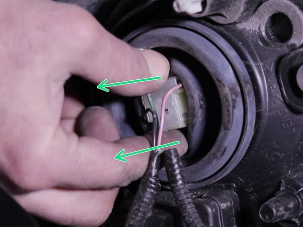 Débrancher la connectique de l'ampoule de feu de croisement en tirant dessus