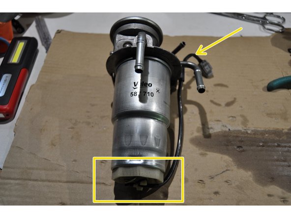 Remonter la partie basse avec le nouveau joint( fourni), visser la cartouche munie de son nouveau joint (fourni) et insérer le support de câble