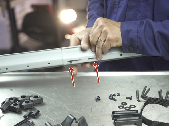 Placer deux vis dans les trous dédiés