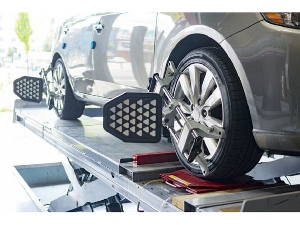 Même si on a fait le maximum pour monter les rotules comme à l'origine, il faut impérativement faire régler le parallélisme chez un professionnel. Le réglage que l'on a fait lors du montage est provisoire uniquement, le temps de se rendre au garage en faisant attention.