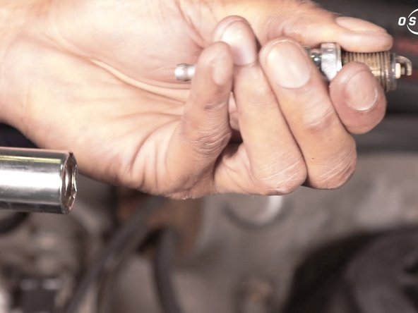 Positionner un chiffon dans le puit de la bougie