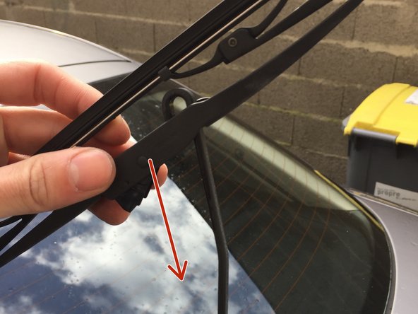 Prenez votre nouveau balai, et faites le glisser le long de la tige du support (flèche).