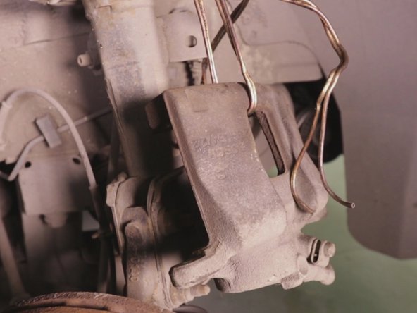 Accrocher l’étrier avec une corde a la suspension afin que le flexible de frein ne s’abîme pas