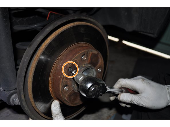 Utiliser un embout torx T30 pour déposer le disque de frein fixé par deux vis