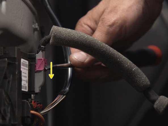 Le câble des commandes de lève vitre est encore branché, placer la languette du connecteur vers le bas