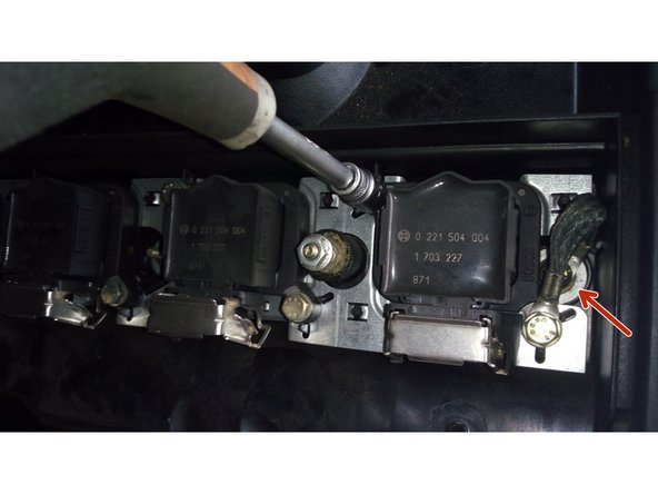 Dévisser les boulons des bobines d'allumages (douille de 10)