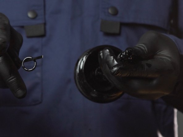 Retirer le second joins présent sur le haut de la tige de la cloche, toujours à l'aide d'un tournevis plat