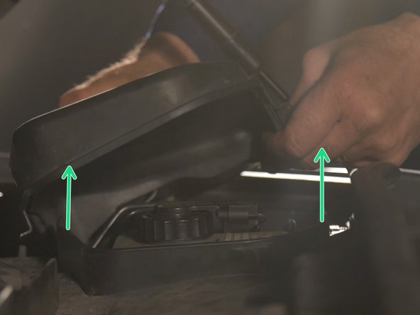 Retirer le cache de protection du bocal de liquide de frein en retirant ses 3 accroches