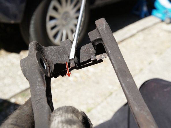 A l'aide d'une brosse métallique frottez les emplacements des accroches