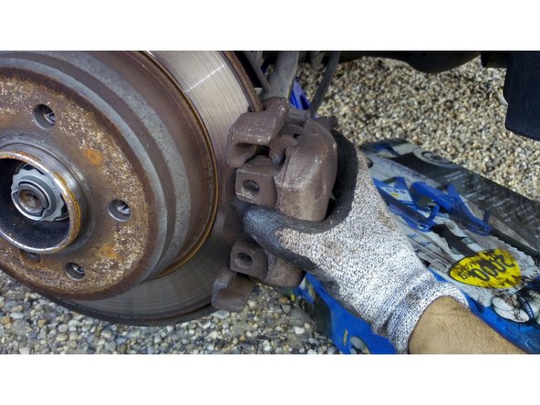 Retirer avec précaution l'étrier