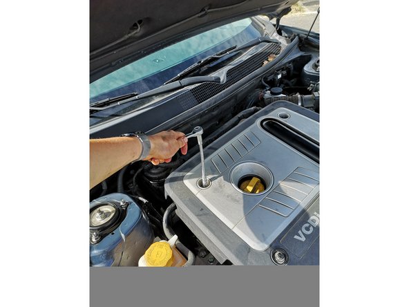 Le filtre est situé juste à côté du moteur, sur le côté gauche. Pour y accéder, il vous faudra démonter le cache moteur. Pour cela, dévisser les 4 boulons avec une clé de 10.