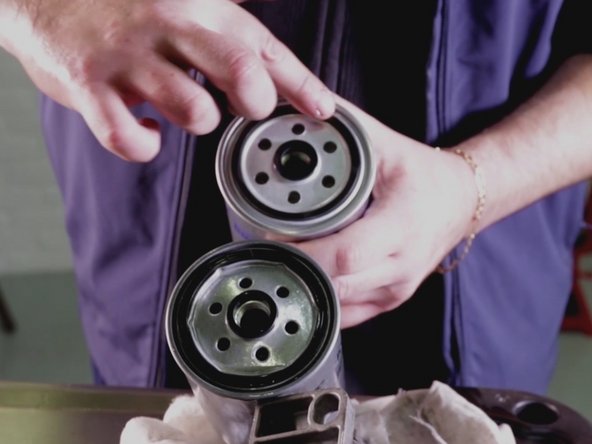 Lubrifier le nouveau joint du filtre à carburant avec de l'huile