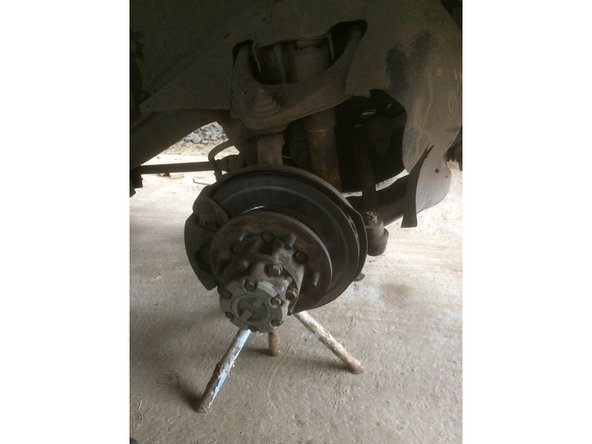 posez une chandelle à proximité du cric sur le longeron pour pouvoir travailler en toute sécurité