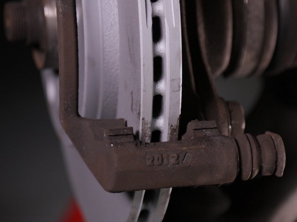 Retirez les 4 accroches plaquettes sur la chape à l'aide d'un tournevis plat