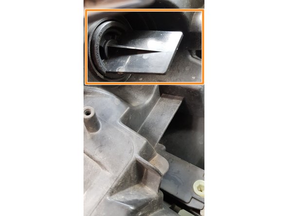 Nous allons retiré l'ampoule des clignotants.