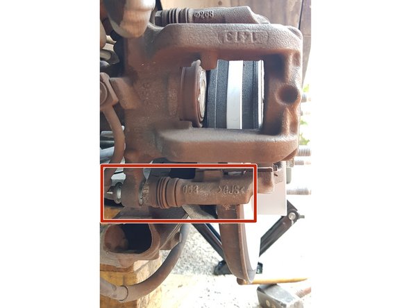 Commencez par visser la vis du bas puis faites pivoter l'étrier pour pouvoir visser la vis du haut.