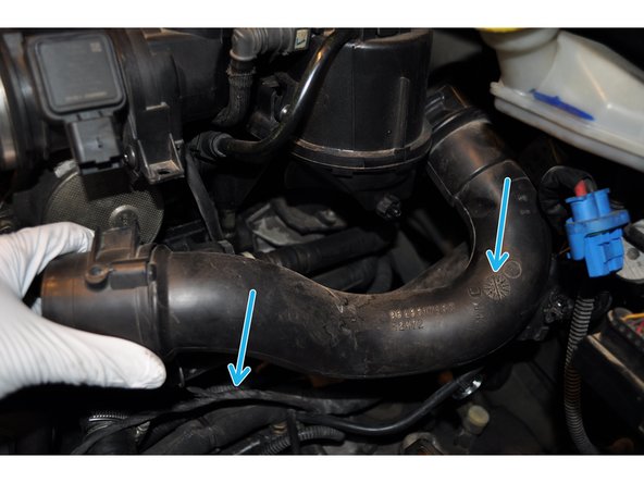 Déposer la seconde conduite d'admission d'air qui est coudée et emboîtée sous la boite à air