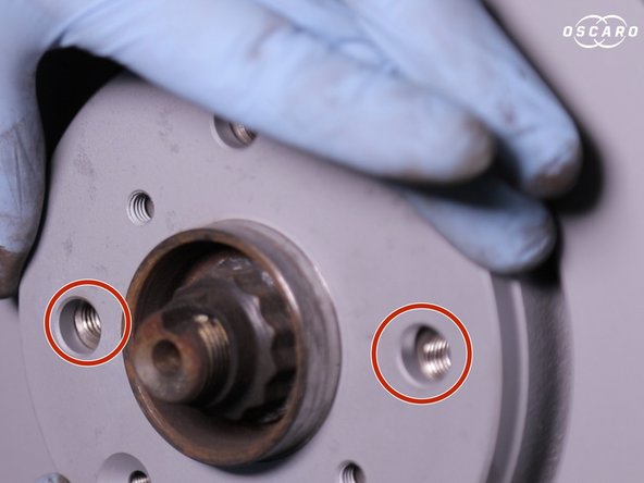 replacer le disque et Faire attention à bien placer le disque en face des bons trous