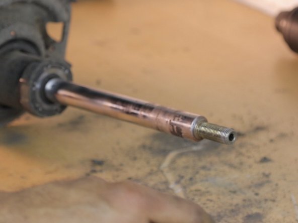 Manipuler délicatement le compresseur et le ressort, ne pas essayer de détendre le ressort