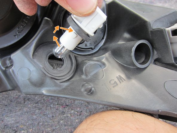 Tourner 1/4 pour libérer l'ampoule