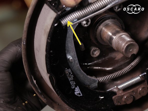 Placer un côté des mâchoires dans l'encoche du bas puis le haut