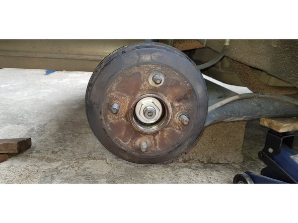 Une fois l'écrou serré au bon couple replacez le cache poussière à l'aide d'un maillet.