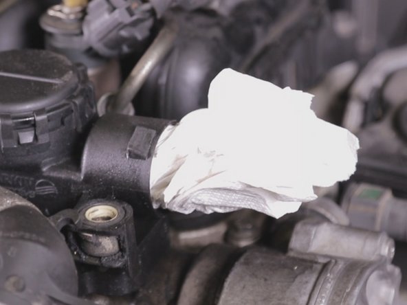 Afin d’éviter l’intrusion de tous corps étrangers placer un chiffon dans l'admission du turbo, dans le trou d’évacuation des vapeurs d'huile et dans la sortie du filtre à air (attention au capteur de température au fond)