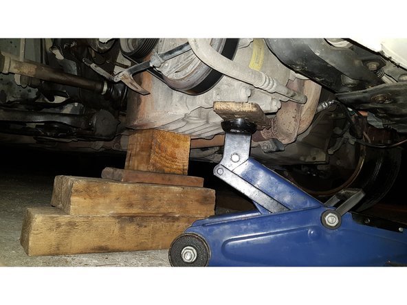 Soulevez légèrement le moteur afin de diminuer les contraintes dans les vis du support moteur mais pas trop pour laisser ces vis alignées avec l'axe du taraudage puis poser des cales.