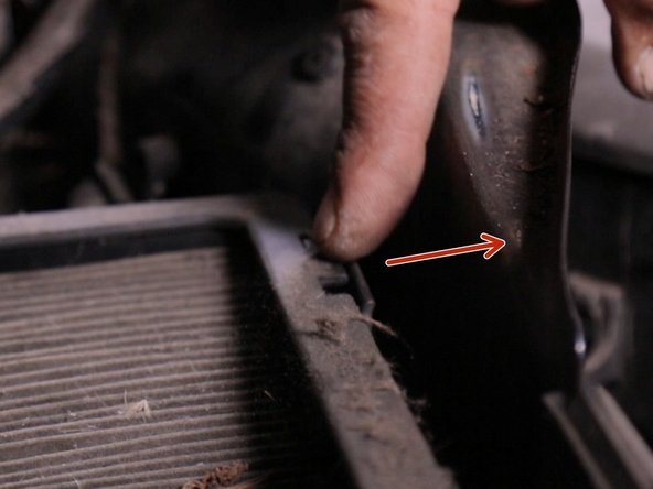 Extraire le support du filtre d’habitacle avec le filtre à l’intérieur