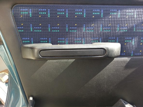 Déposer la barre de porte (Tirer le cache plastique vers vous puis dévisser les deux vis de fixation)