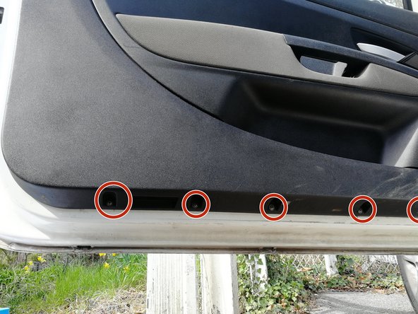 Dévisser les 3 vis torx et les 5 vis cruciforme