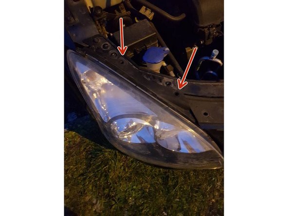 Vissez les deux vis qui maintienne l'optique sur le dessus de celui ci, à l'aide d'un cliquet et une douille de 10.