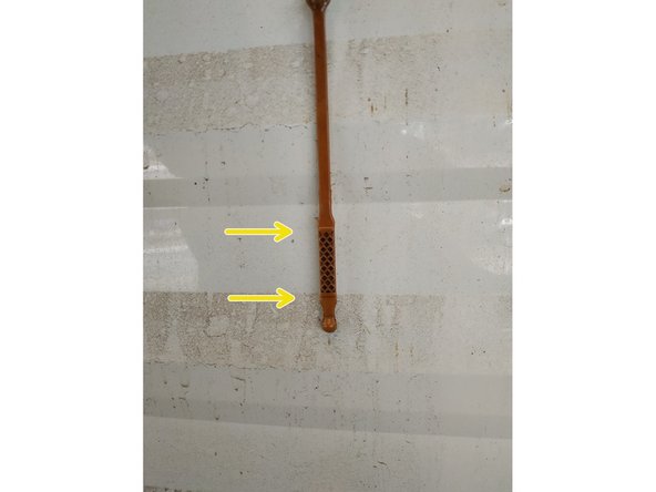 la jauge d'huile comporte 2 repères : la flèche du bas indique le mini, la flèche du haut le maxi, on veut être juste en-dessous du maxi