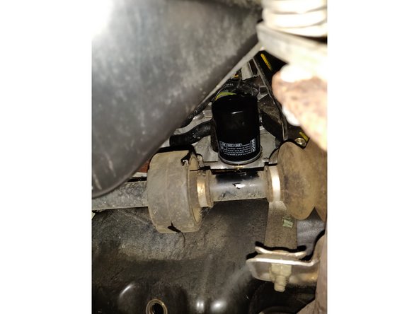 Juste au dessus vous pouvez apercevoir le filtre à huile