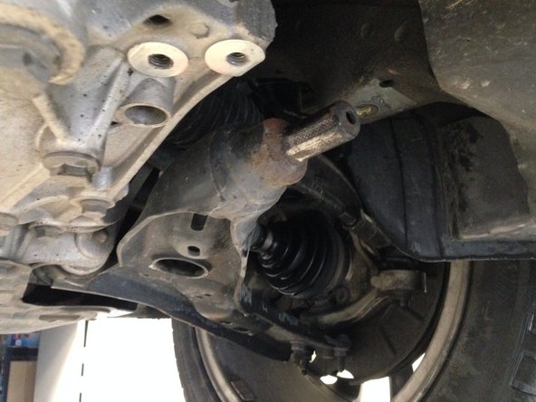 Monter le nouveau silent bloc à l'aide du marteau