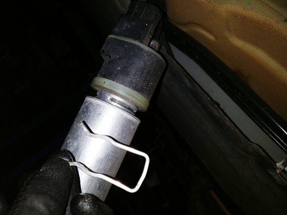 A l'aide d'un tournevis, défaire l'agrafe du filtre