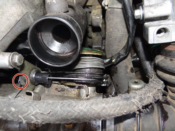 Une fois le câble positionné, installer l'épingle sur l'ajusteur (noir) afin de régler le jeu (ralenti) de l'accélérateur.