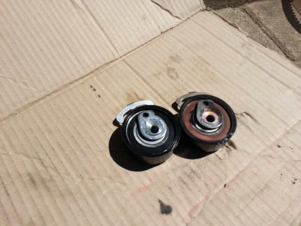 Rattraper le jeu du brin inférieur de la courroie en soulevant le tendeur