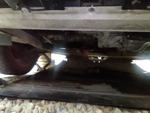 Démonter le cache sous moteur avec une clé de 10