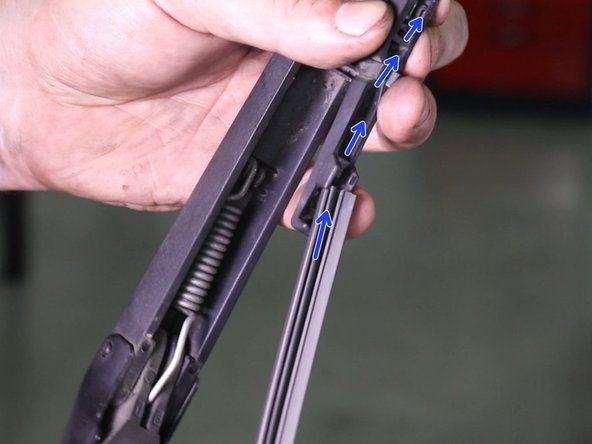 Reposer la lame en l’insérant dans toutes les encoches le long du balai