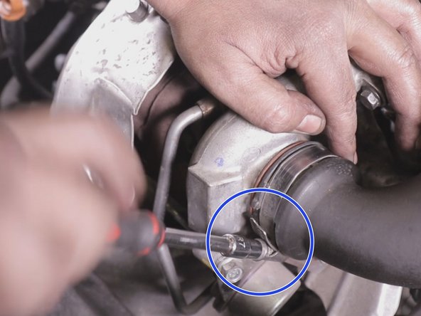 Resserrer les deux vis du collier de la durite d'entrée d'air