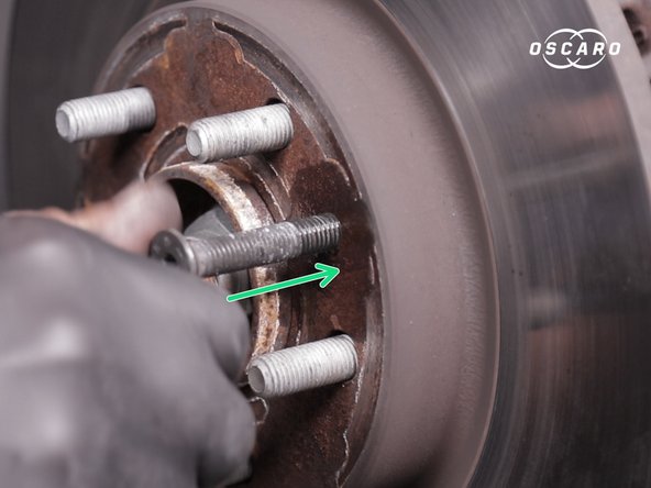 Insérer une vis de diamètre 8 dans le trou