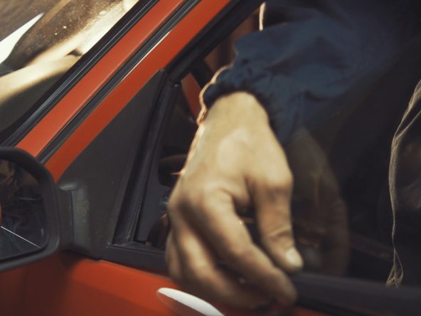 
Replace the exterior strip starting with the rearview mirror side
