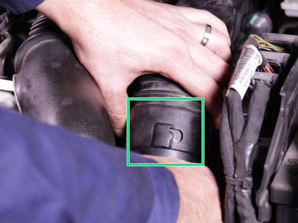 Replacer le cache moteur