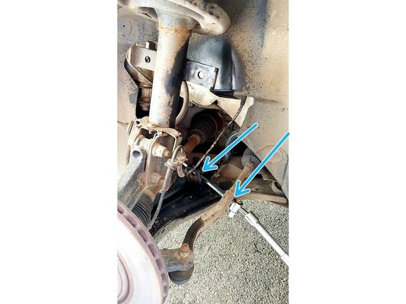 Aidez vous d'une longue tige pour faire levier sur la barre stabilisatrice afin de faciliter la dépose de la biellette et avoir donc un meilleur accès pour la retirer.