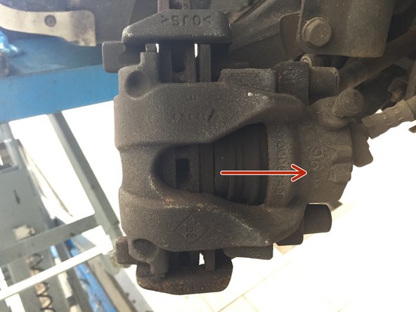 Repousser le piston à l'aide d'un tournevis plat