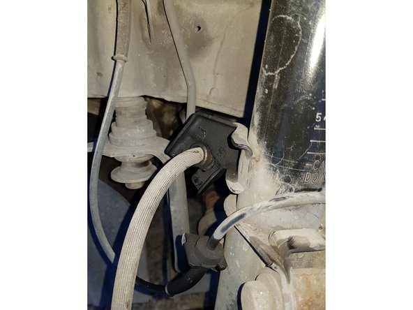 Placez un tournevis plat sur la butée de l'agrafe et tapez dessus avec un marteau.